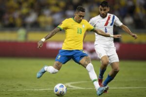 Raphinha no jogo contra o Paraguai pela seleção brasileira