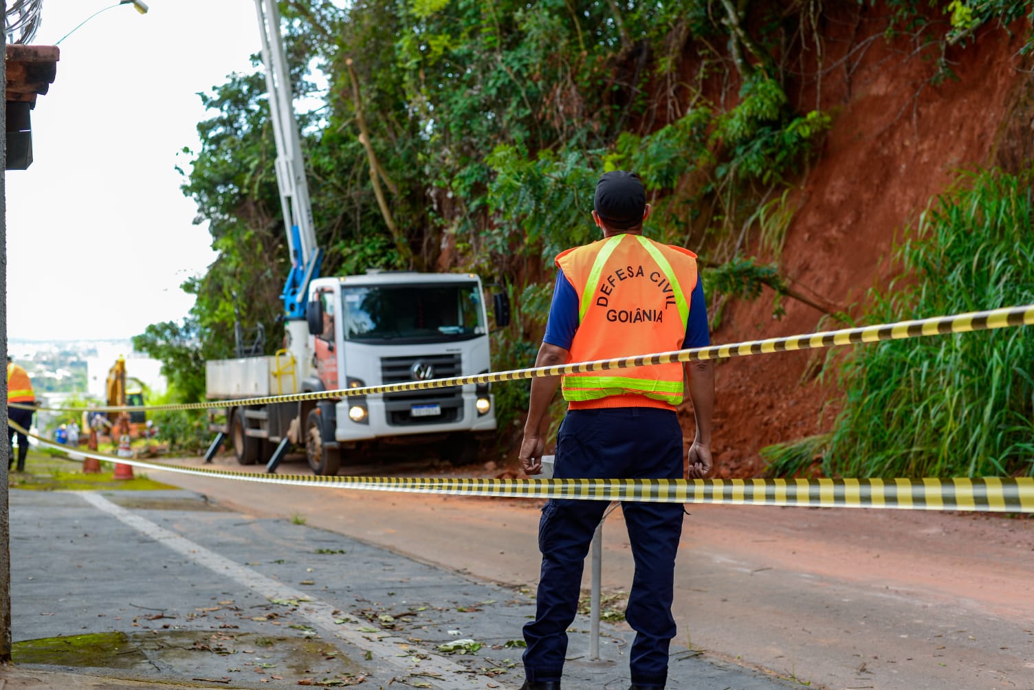 Defesa Civil analisa e monitora Morro do Mendanha após deslizamento
