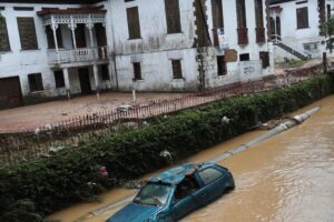Vinte e cinco escolas estão abertas para receber desabrigados. Petrópolis tem 38 óbitos e expectativa de mais chuva ao longo do dia