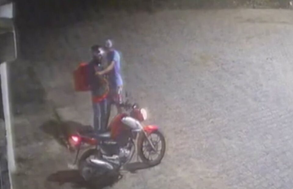 Com uma arma em punho o ladrão levou a moto e outros pertences da vítima (Foto ilustrativa: Reprodução/ TV Jornal Interior)