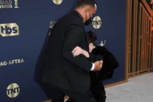 Depois do tombo, cantora apresentou prêmio descalça. Selena Gomez cai em tapete vermelho do SAG Awards; assista ao vídeo