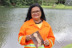 Gari Jussilene Mota trabalha como jardineira na Comurg e é coautora do livro "Sem Vergonha" junto com outras 12 mulheres (Foto: Divulgação - Comurg)