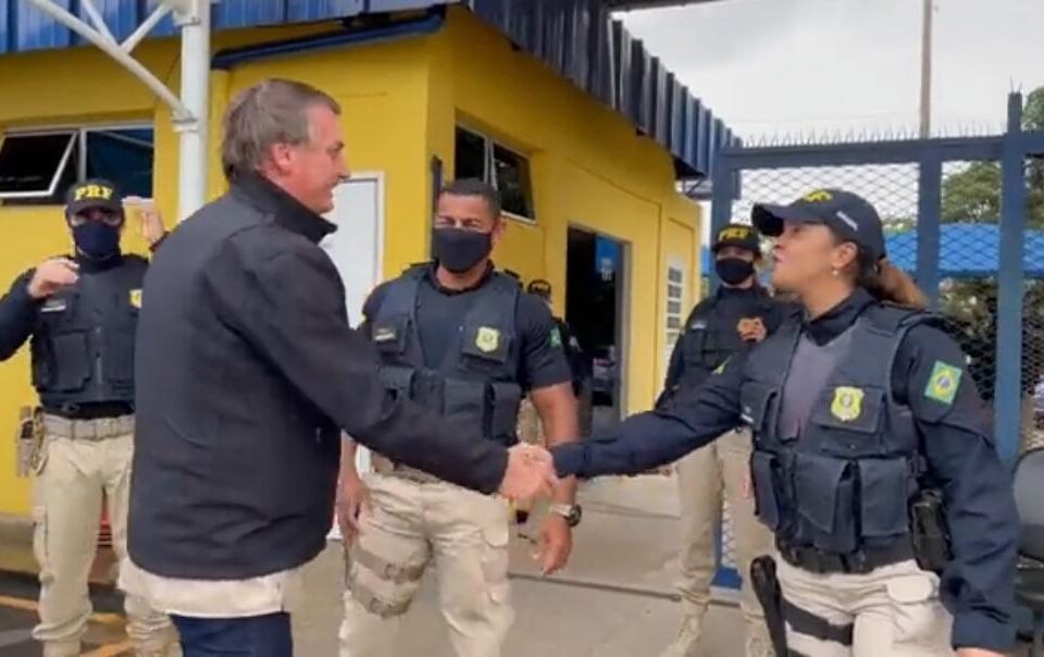 Bolsonaro cumprimenta policiais da PRF-DF sem máscara (Foto: Polícia Rodoviária Federal)