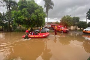 Enchente causada pelo transbordo do Rio Meia Ponte invadiu casas e afetou ao menos 5 famílias no Conjunto Caiçara, em Goiânia. (Foto: Corpo de Bombeiros)