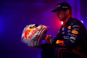 Max Verstappen renova com Red Bull