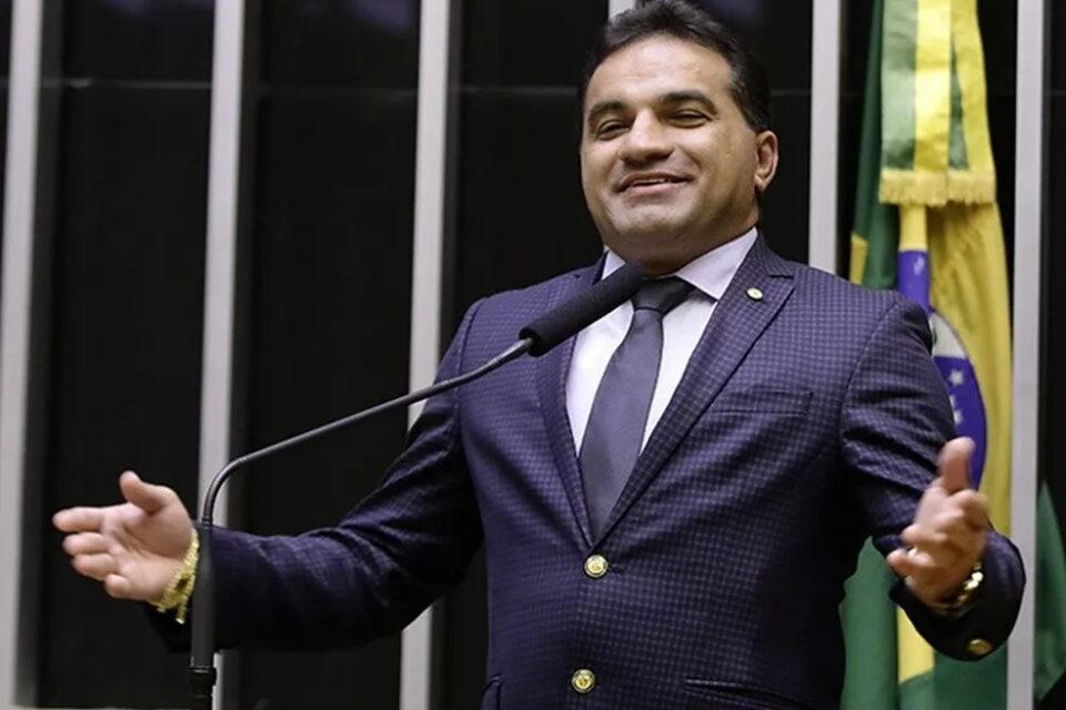 Deputado Josimar Maranhãozinho (MA), flagrado com maços de dinheiro. PF investiga deputados do PL sobre desvio de emendas parlamentares