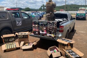 A Polícia Militar (PM) apreendeu R$ 30 mil em cigarros contrabandeados do Paraguai, nesta quarta-feira (9), no Sudoeste de Goiás. A carga estava escondida na caçamba de uma caminhonete. O motorista do veículo acabou preso.