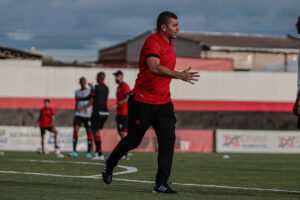 Umberto Louzer durante treinamento no CT do Dragão