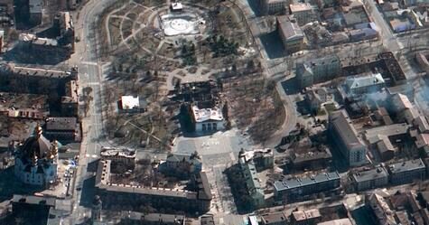 Um bombardeio russo destruiu uma escola que abrigava 400 refugiados na cidade portuária de Mariupol, sudeste da Ucrânia, neste domingo (20). (Foto: Maxar Technologies/AP/picture alliance)