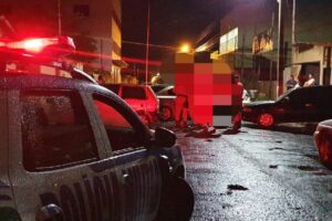 Motorista perde controle de carro e bate em quatro veículos estacionados, em Catalão (GO) (Foto - Divulgação)