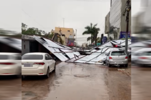 Chuva derruba telhado de metal sobre 10 veículos em Aguas Lindas (GO)