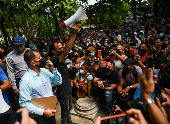 Mais de mil pessoas que planejavam voar em direção à Nicarágua protestaram em frente à embaixada. ( Foto: YAMIL LAGE / AFP)