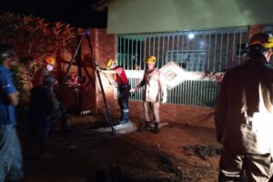 Bombeiros resgatam adolescente que caiu em cistena em Aparecida de Goiânia
