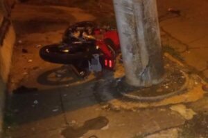 Motocicleta atingiu poste de concreto no final da noite de quinta-feira (3) - Foto: Reprodução