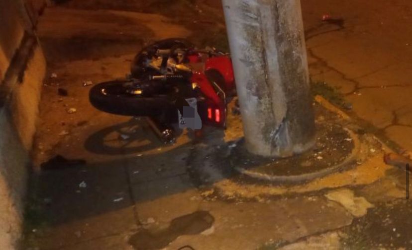 Motocicleta atingiu poste de concreto no final da noite de quinta-feira (3) - Foto: Reprodução