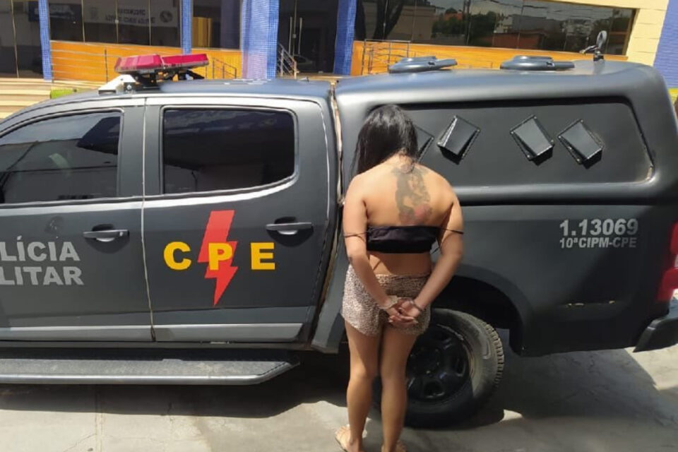 A Polícia Militar (PM) prendeu um mulher suspeita de tentar matar a rival, em um bar situado na cidade de Caldas Novas, na região Sul de Goiás. A tentativa de homicídio aconteceu durante a madrugada do último domingo (20).