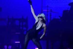 Apresentação da cantora foi recordista no Lollapalooza, com público de 103 mil. Miley Cyrus está com Covid após show no Brasil