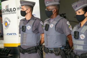 Policiais com câmeras nos uniformes