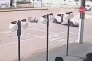 Mãe e filho caem de carro em movimento após a porta do veículo abrir em Catalão