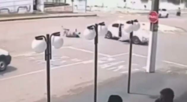 Mãe e filho caem de carro em movimento após a porta do veículo abrir em Catalão