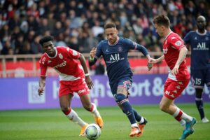 Neymar tenta passar pela marcação dos jogadores do Monaco
