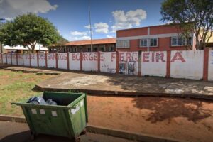 Mais de 100 alunos assistem aulas no escuro na Escola Municipal José dos Santos Borges Ferreira, em Aparecida (Foto: Google Street View - Reprodução)