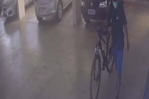 Ladrão pula o portão da garagem e furta bicicleta no setor Universitário em Goiânia