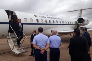 Bolsonaro saindo de avião da Força Aérea Brasileira
