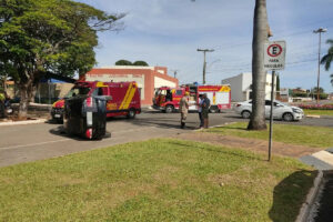 Uma colisão entre dois carros deixou uma pessoa ferida, na manhã deste domingo (20), em Morrinhos, na região Sul de Goiás. Os dois veículos trafegavam pela Avenida Dr. Gumercindo Otero com a Rua Piaí, no Centro da cidade. Por conta do impacto da batida, um dos carros tombou.
