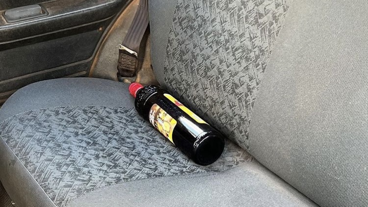 Dentro do carro a polícia também encontrou uma garrafa de cachaça (Foto: Polícia Civil)