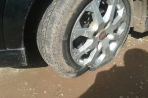 A Goinfra (antiga Agetop) terá de indenizar um motorista que teve dois pneus furados por causa de buracos na GO-330. (Foto ilustrativa: reprodução/internet)