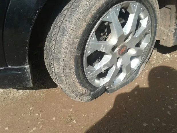 A Goinfra (antiga Agetop) terá de indenizar um motorista que teve dois pneus furados por causa de buracos na GO-330. (Foto ilustrativa: reprodução/internet)