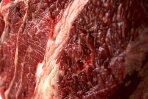 Aterosclerótica pode levar a infartos do miocárdio e ao AVC. Consumo de carne vermelha aumenta risco de doença cardiovascular