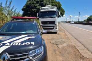 PC recupera caminhão roubado com carga avaliada em mais de R$ 100 mil, em Itumbiara (GO)