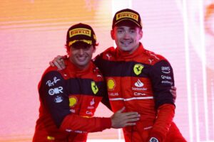 Leclerc (direita) e Sainz comemoram dobradinha da Ferrari