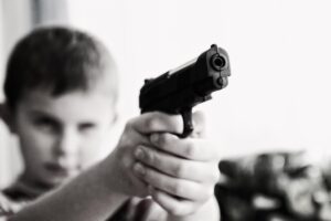 Criança apontando arma de brinquedo. (Foto: Pixabay/ Internet)