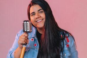 Yasmin Santos une modão raiz e sertanejo universitário em DVD gravado em Goiânia