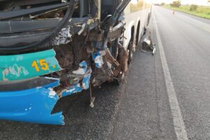Colisão entre ônibus e carro deixa dois mortos e um ferido na BR-070 em Aragarças (GO)