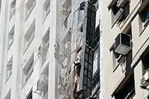 Trabalhadores ficam pendurados no 12º andar de prédio após corda de andaime arrebentar no Rio