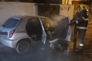 Bombeiros controlam incêndio em carro e polícia investiga se ação foi criminosa em Catalão (GO)