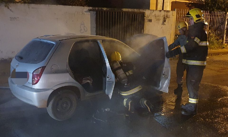 Bombeiros controlam incêndio em carro e polícia investiga se ação foi criminosa em Catalão (GO)