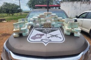 A PM apreendeu um carro de luxo que levava uma carga de cocaína avaliada em R$ 1.570.000, nas proximidades de Jataí, região Sudoeste de Goiás. (Foto: divulgação/PM)