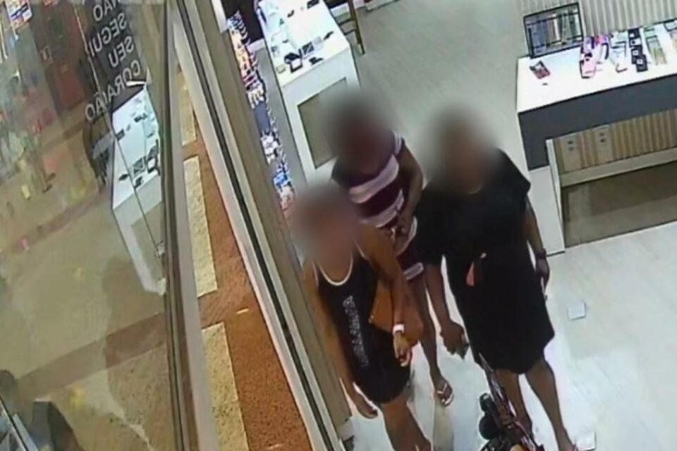 Mulheres furtam dois celulares de loja em shopping de Goiânia