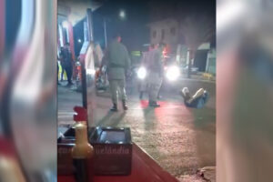 PM usa força para prender homem suspeito de ameaçar dono de bar em Niquelândia (GO)