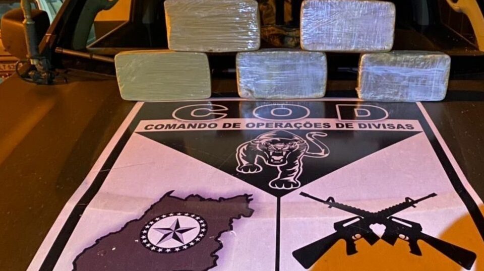 Um casal foi preso ao ser flagrado com carga de cocaína avaliada em R$ 200 mil, na divisa de Goiás com o Mato Grosso. (Foto: divulgação/PM)