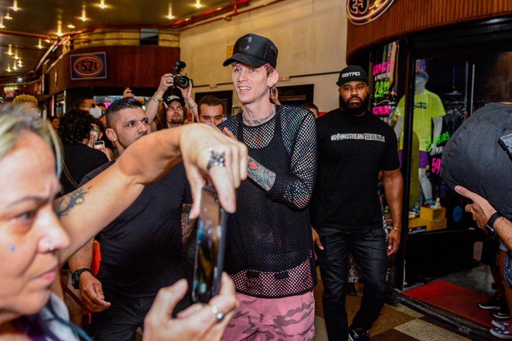 Machine Gun Kelly atende fãs na Galeria do Rock em São Paulo (SP)