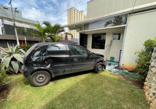 Motorista que invadiu prédio e atingiu jovem em Goiânia estava em alta velocidade, aponta laudo (Foto: Dict)