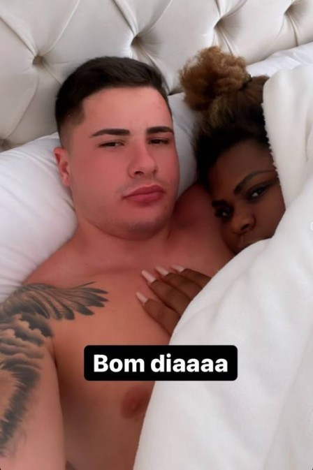 Cantora está casada com oficial do Exército Lucas Souza. Jojo Todynho aparece com o marido na cama após boatos de crise; veja foto