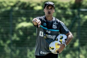 Fabian Bustos comandando treino no Santos