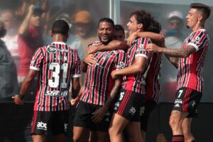 Jogadores do São Paulo comemoram gol no Campeonato Paulista